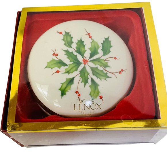 Lenox Holiday Holly Berry France Peint Sewing Trinket Box 3 1/2" - Picture 1 of 9